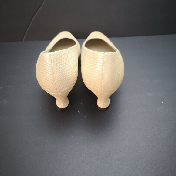 Thomas Wallace Ladies Size 7 Ivory Faux Leather Low Heel Pump Shoes - Picture 5 of 8